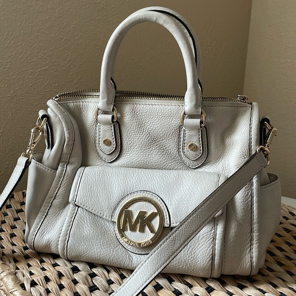 Michael Kors beautiful dove white medium pebbled leather crossbody tote